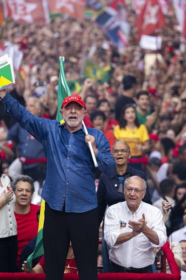 Lula empunha a Constituição cercado por políticos como Simone Tebet, Fernando Haddad, Marina Silva e Geraldo Alckmin - (Imagem: Danilo Verpa/Folhapress)